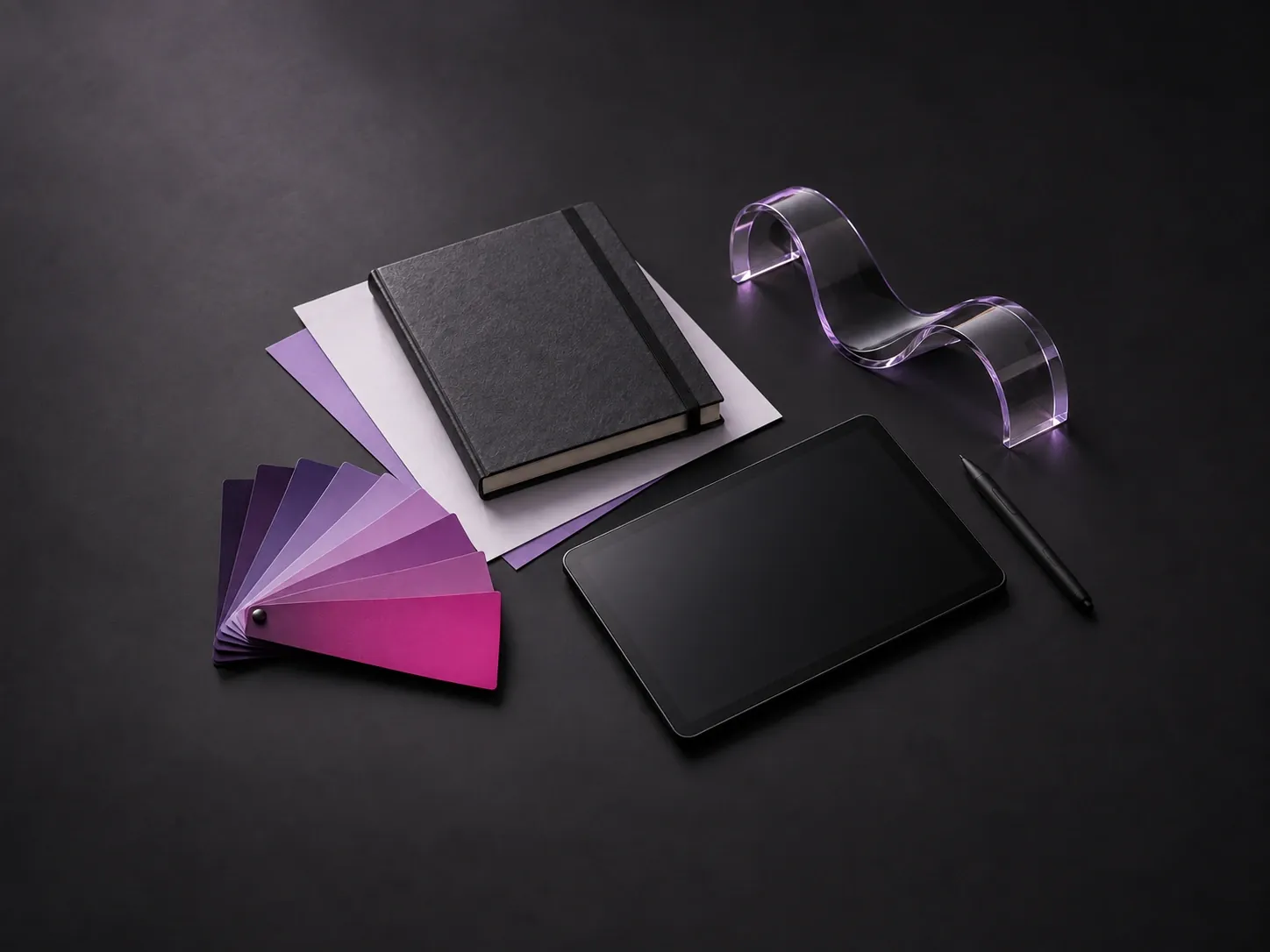 Illustration premium de l’infographie : palette de couleurs, supports et outils créatifs dans un studio violet.